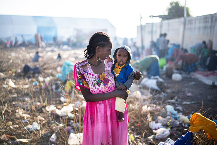 スーダンの国境通過地点で朝を迎えた女性と子ども　　© Olivier Jobard/MYOP