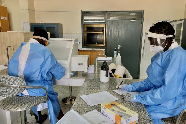 南スーダンの国立公衆衛生研究所にて、新型コロナの検体を診断　© MSF/Tetiana Gaviuk