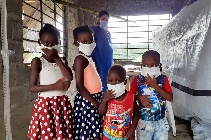 MSFによる無料の診療を受けるために訪れた子どもたち　© Luis Angel Argote/MSF