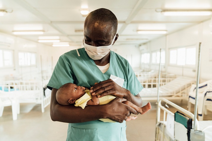 シエラレオネ東部ケネマの病院では、5歳以下の子どもたちに救急医療を提供している。　🄫 Peter Bräunig