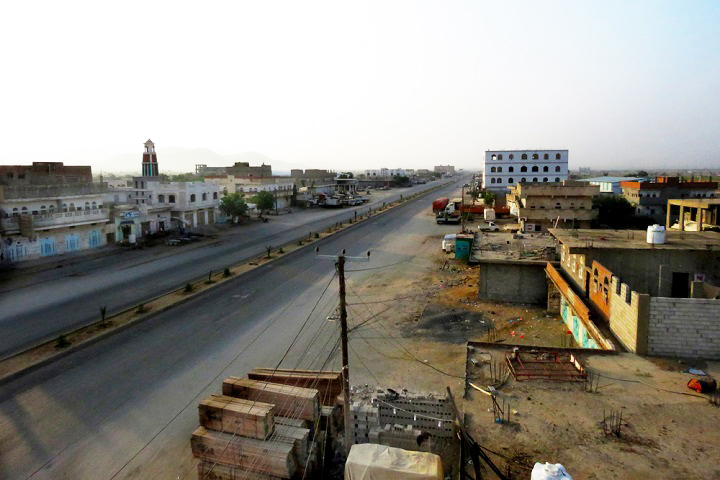 サウジアラビアとの国境に続くアブスの幹線道路　ここから25キロ先は紛争の最前線だ　© Pau Miranda/MSF