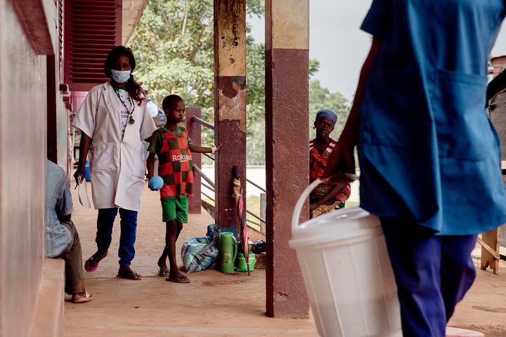 医療スタッフと小児病棟の中を歩くアブーバカル君　一時は命の危機にあった　© Adrienne Surprenant / Collectif / MSF