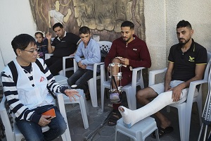 パレスチナ自治区ガザにあるクリニックの待合室にて　<br> © 横田徹