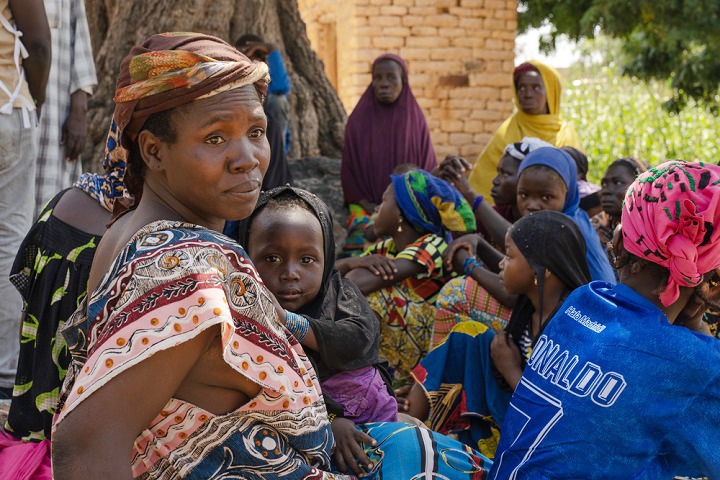 マリ中部バンディアガラのMSF診療所を訪れた避難民の親子 © MSF/Mohamed Dayfour
