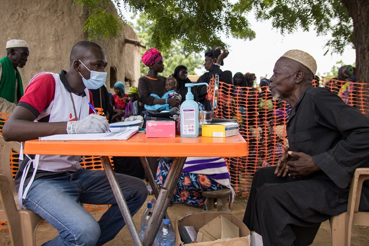 マリ中部のMSF診療所で診察を受ける男性 © MSF/Mohamed Dayfour
