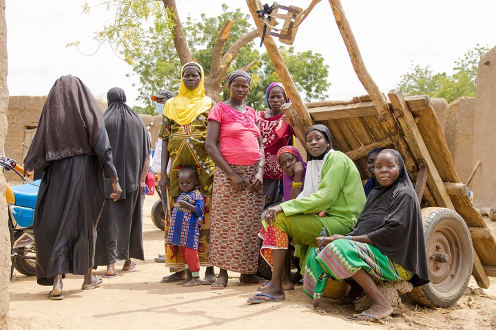 昨年6月に村が襲撃され、避難した人びと。夫を亡くした女性や孤児もいる　© MSF/Mohamed Dayfour