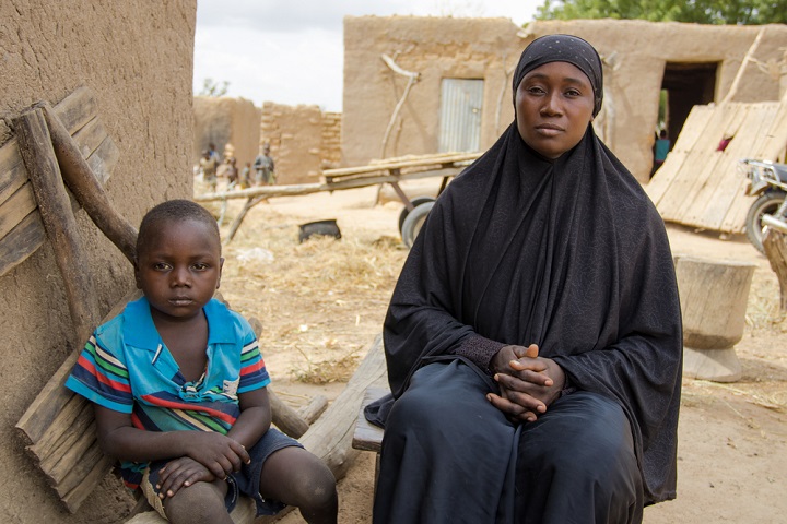 自宅から40km先の村に避難したAさんと末息子。MSFの心理ケアを受診した<br> © MSF/Mohamed Dayfour