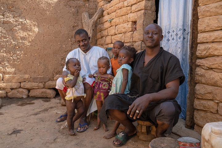バンディアガラに住み、35人の避難民を自宅に受け入れたOさん(右)兄弟 © MSF/Mohamed Dayfour