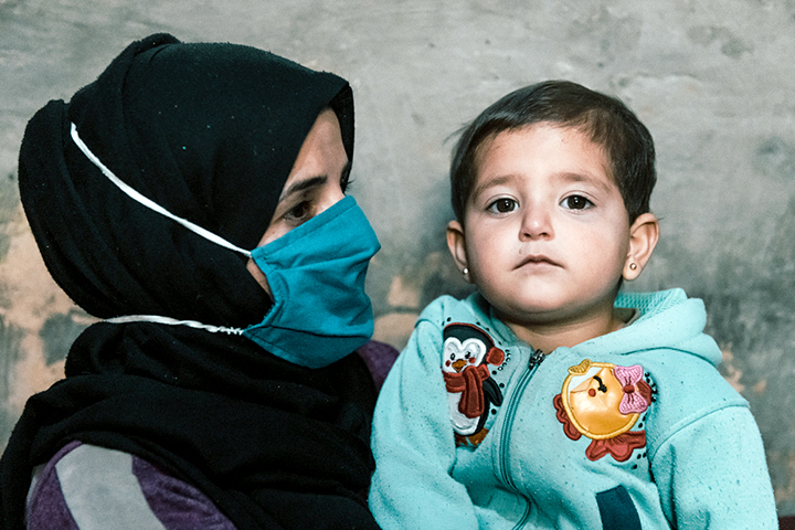 貧血を患っていたゼイナブちゃんと母親。一家は2015年にシリアの戦火からレバノンへと逃れた © Karine Pierre/Hans Lucas