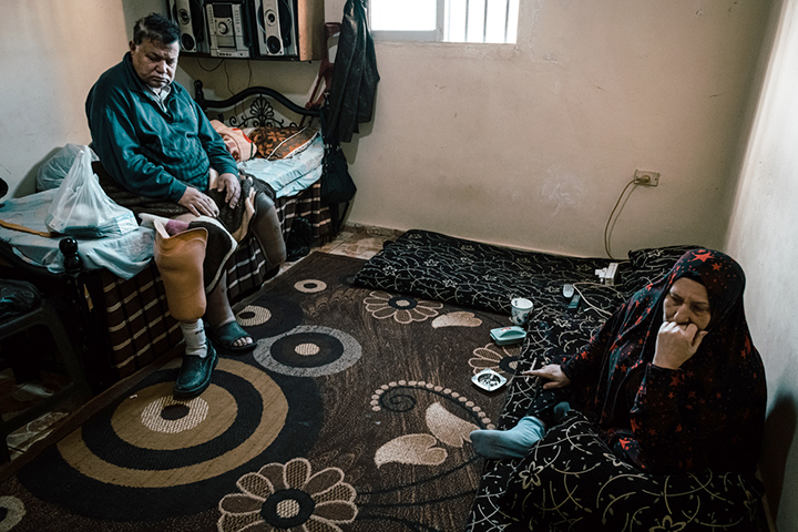 パレスチナ難民のタウフィクさんとシリア人の妻ハナディさん。7年前、足に重度の感染症を発症し切断に至った　© Karine Pierre/Hans Lucas