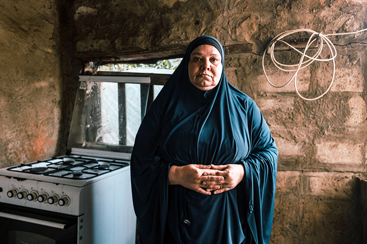 レバノン人のマリアムさんは、北部アブデの貧しい地区で末息子と2人の女性と同居生活をしている　© Karine Pierre/Hans Lucas
