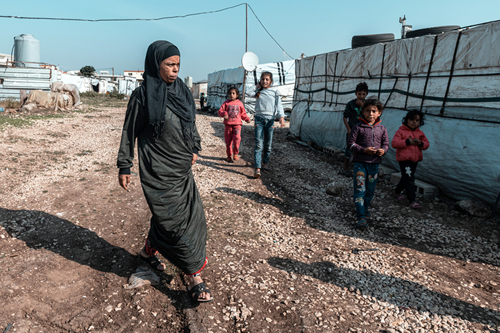 シリア国境に近いアッカール県のテント村で、夫と4人の子どもと暮らすサマヘルさん。糖尿病を患っている　© Karine Pierre/Hans Lucas
