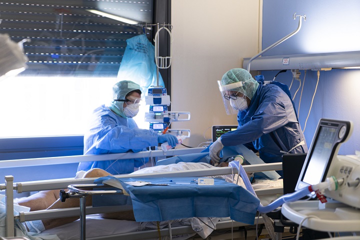イタリア北部の病院で新型コロナ患者の治療にあたる医師　🄫 Davide Arcuri