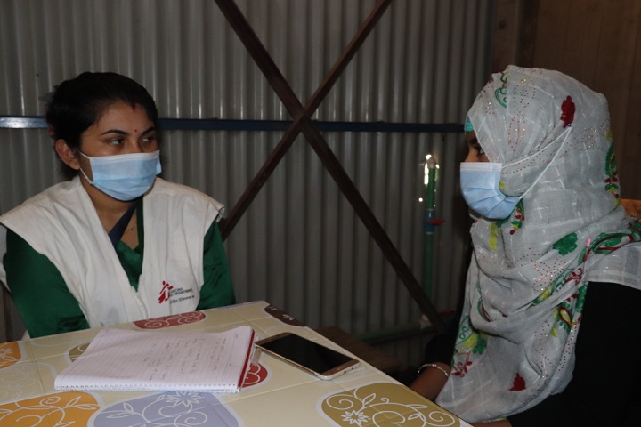 クトゥパロン病院でMSFのスタッフと話をするライラさん © MSF/Farah Tanjee