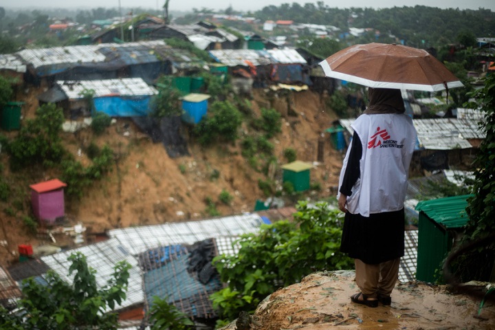 高台からロヒンギャ難民キャンプを見つめるMSFスタッフ＝2020年8月　© Hasnat Sohan/MSF