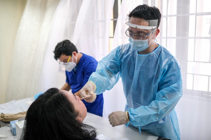 首都マニラのサン・ラザロ病院で新型コロナウイルスの対応にあたる医師　© Veejay Villafranca