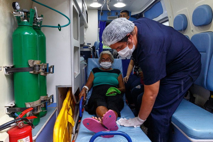 アマゾン川流域の新型コロナウイルス患者　より高度な治療が必要になり、救急車で州都へ搬送する　© Diego Baravelli　