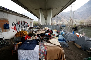 高速道路の下に並ぶテント。50人ほどの移民が<br> ここで暮らす。 © Vincenzo Livieri