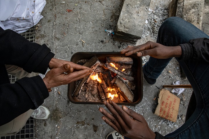 火を起こして暖をとる人びと　難民キャンプが閉鎖されたヴェンティミーリアにて　🄫 Francesca Volpi