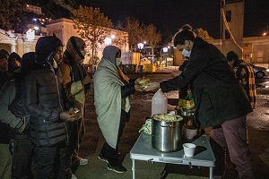 難民キャンプが閉鎖され、行き場のない人びとのために<br> 温かい食事を配るボランティアスタッフ　© Francesca Volpi
