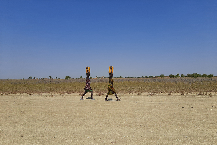 水の入った容器を運ぶリアンの女性たち　© Damaris Giuliana/MSF