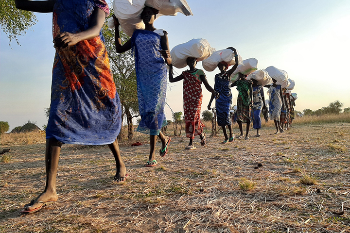 南スーダンで、MSFが各家庭に配布したキットを運ぶジョングレイ州リアンの女性たち　© Damaris Giuliana/MSF