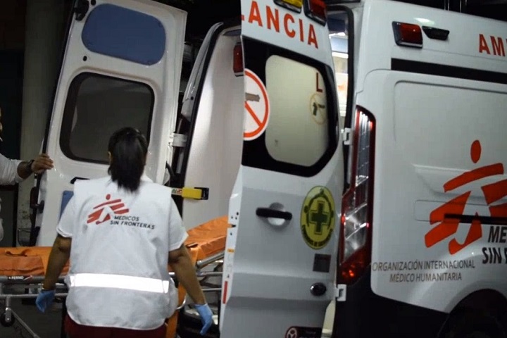 救急の現場へと向かう準備をするMSFのスタッフ　© David Rodríguez/MSF