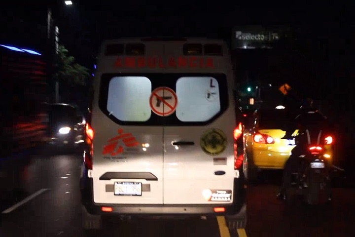 夜道を走るMSFの救急車　© David Rodríguez/MSF
