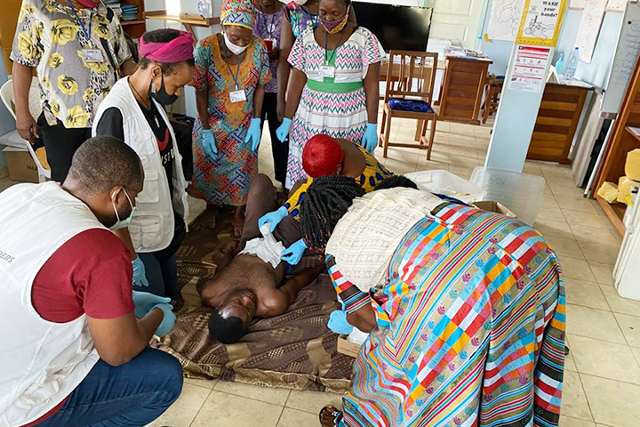 カメルーン南西部、MSFの研修で負傷者の応急処置を学ぶ保健ボランティアら　© Fanwi Antoinette Buinda/MSF