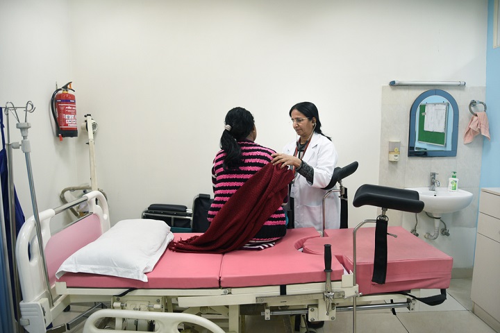 ウミード・キ・キラン診療所で患者を診るMSFの医師　© Showkat Nanda