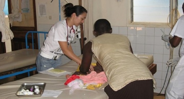 救急救命室でマラリアの子どもの診察をするヒューリック　コートジボワールにて　🄫 MSF