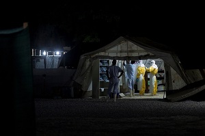 エボラ治療センターでの患者のケアは、昼夜を問わず<br> 行われる。＝2014年　© Sylvain Cherkaoui/Cosmos