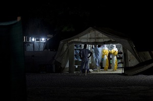 エボラ治療センターでの患者のケアは、昼夜を問わず<br> 行われる。=2014年 © Sylvain Cherkaoui/Cosmos