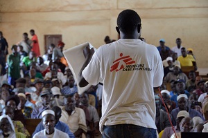 前回のエボラ流行時にも、MSFは村のリーダーたちと<br> 話し合いを重ねた＝2014年　© Julien Rey/MSF