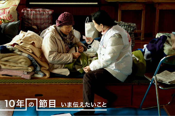 南三陸町の避難所で被災者と話すMSFの医師=2011年3月20日撮影 © Jun Saito