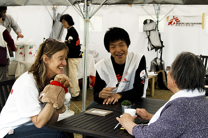 MSFは心理サポートの一環で2011年4月、南三陸町にテントのカフェを設置。のちに地元の社会福祉協議会に引き継がれ、2014年までは1日平均80人近くが訪れた　© Eddy McCALL/MSF