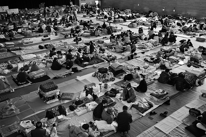 震災当時、避難所となった中学校の体育館＝2011年3月23日撮影　© Giulio Di Sturco