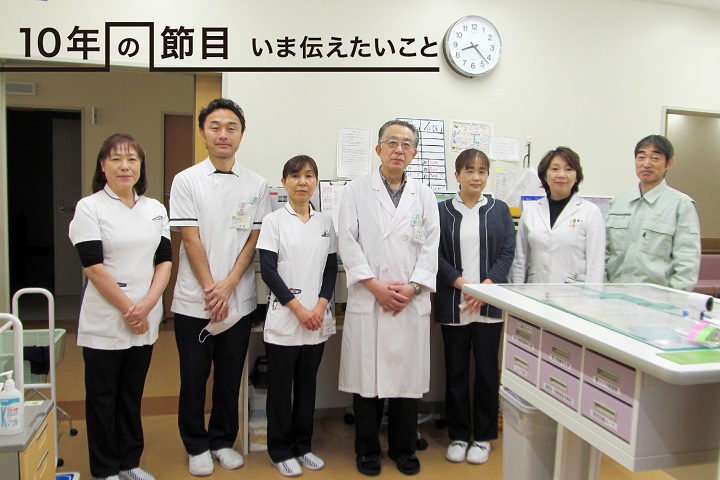 現在の田老診療所のスタッフ。写真撮影時だけマスクを外して。中央は橋本祥弘医師　© 田老診療所