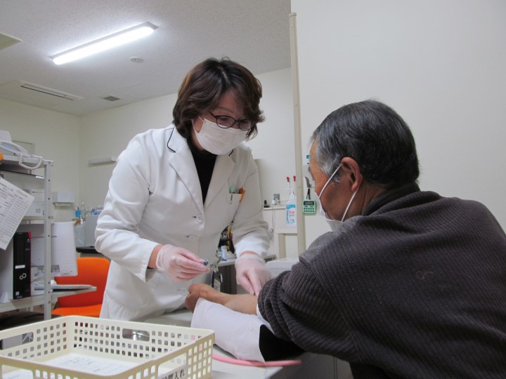 上席臨床検査技師の山本さん(左)は、「私たちを気にかけて、何度も訪れてくださるMSFスタッフの方も。感謝しています」と話す © 田老診療所