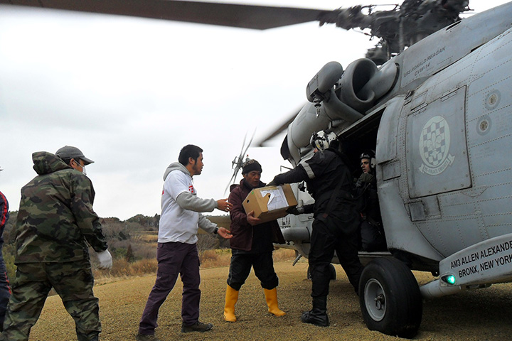 現地では人海戦術で荷物を下ろした。毛布は4000枚以上、水も何トンと運ばれた　© MSF