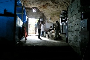 洞窟を仮設診療所に　2012年8月