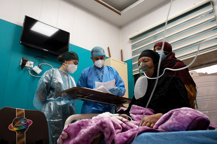 新型コロナウイルス病棟で治療を受ける患者（イラク）＝2021年2月　© Hassan Kamal Al-Deen/MSF