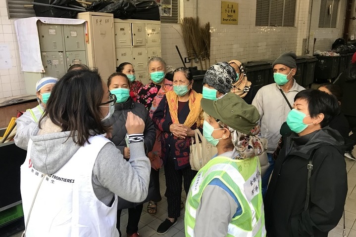 感染予防について伝えるMSFのスタッフ（香港）＝2020年2月　© MSF