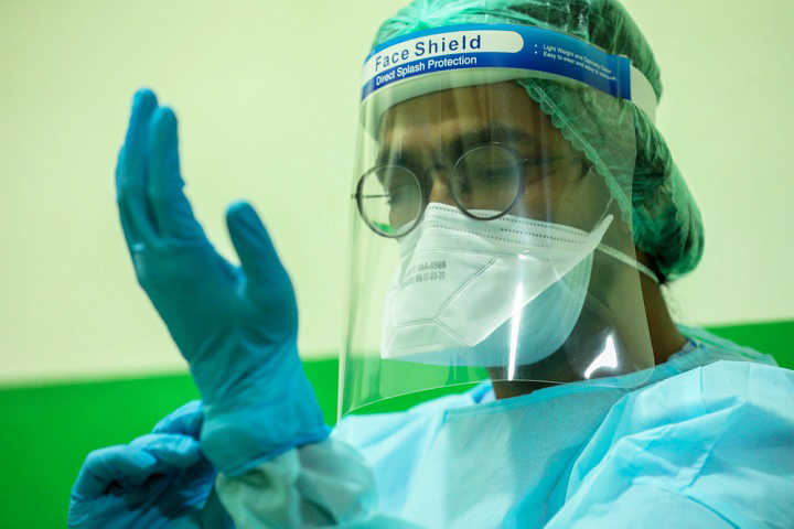 新型コロナウイルス感染症の患者の対応にあたるMSFスタッフ（インド）＝2020年7月　© Garvit Nangia/MSF