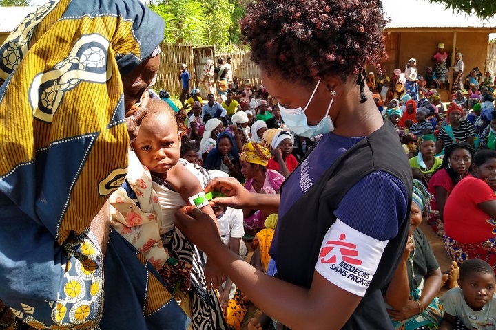 子どもの栄養失調の状態を確認するMSFスタッフ　避難先では食料不足が深刻だ　© MSF