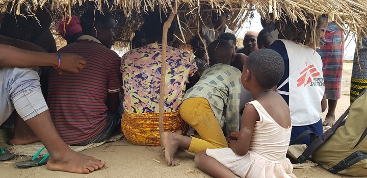 キャンプの厳しい環境の中で生活する人びと © MSF/Amanda Bergman