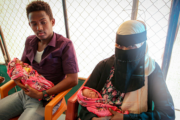 国境封鎖により足止めされたエチオピア出身のアワルさん一家 © Nuha Haider/MSF