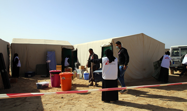アル・スワイダ・キャンプのMSF移動診療所。基礎医療、リプロダクティブ・ヘルスケア（性と生殖に関する医療）、ワクチン接種、栄養失調の治療、心のケアを提供　© Nuha Haider/MSF