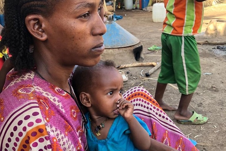 ティグレ州からスーダンに逃れてきたトゥシャガさん親子　© MSF