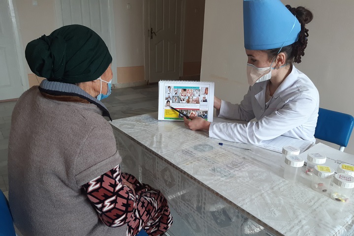 カラカルパクスタンの診療所にあるDOTコーナー。結核患者の服薬をサポートする保健省の看護師　© MSF/Pariyza Djiemuratova